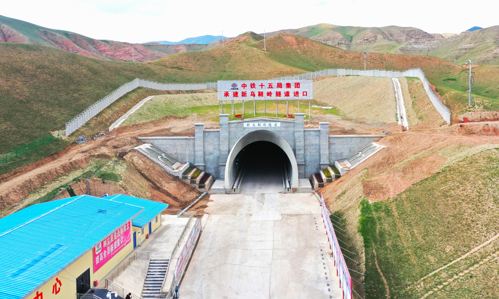 新乌鞘岭隧道地处甘肃省武威市天祝藏族自治县境内，位于既有乌鞘岭隧道（兰新铁路乌鞘岭特长隧道）东侧，二者呈平行之势。该隧道全长17125米，设计时速为250公里，设置为单洞双线，最大埋深达952米。这是我国第三代穿越乌鞘岭的隧道，也是兰张三四线铁路全线最长的隧道。图为新乌鞘岭隧道进口。