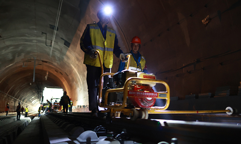 11月11日，中铁一局员工在贵南高铁贵州独山段一条隧道内施工。新华社记者 刘续 摄
