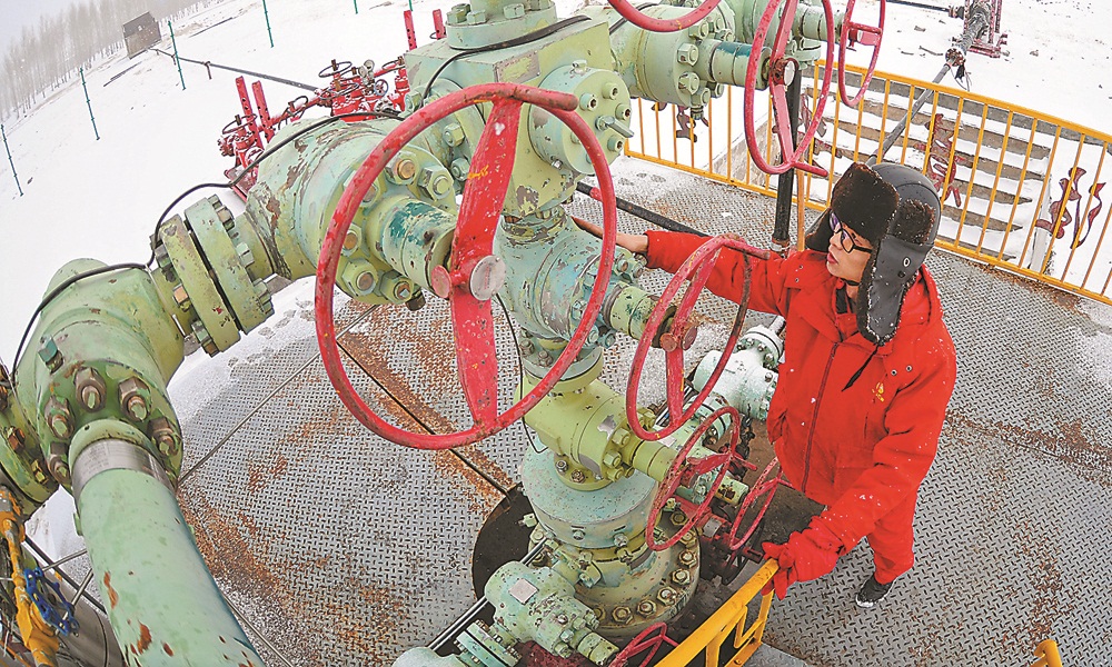 近日，吉林油田重点对长岭气田扩大泡排等措施规模，优化川南页岩气运行，全力以赴增强天然气保供“底气”。图为长岭气田员工巡检。
