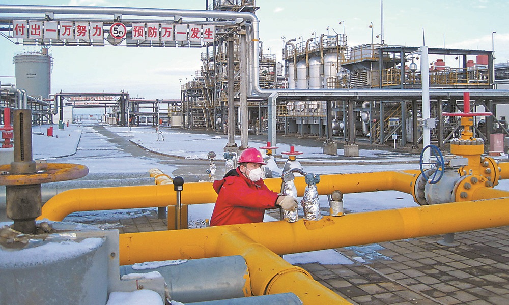 近日，新疆油田采气一厂近700名采气工作人员克服疫情困难，坚守生产一线。图为玛河气田员工正在天然气处理站外输区调节参数。