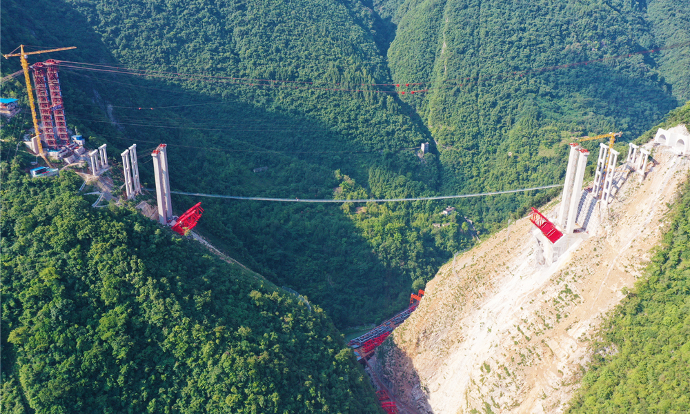 巫镇高速全长48.69公里，连接陕渝两地，全线穿越大巴山区，桥隧比达到90.6%，是目前重庆桥隧比最高的高速公路。图为施工现场。