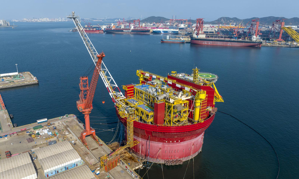 浮式生产储卸油装置（FPSO）集原油生产、存储、外输等功能于一体，相当于一座“海上油气加工厂”，是目前全球海洋油气开发的主流生产装置。由于集成化程度高、技术要求高、建造难度大，被誉为海洋工程领域“皇冠上的明珠”。其中，圆筒型FPSO具有抵御恶劣海况能力强、适应水深范围大、钢材用量少、经济适用性高等显著优点，代表着国际上FPSO技术的最新发展方向。图为交付前夕施工人员正在对关键设备进行加固。