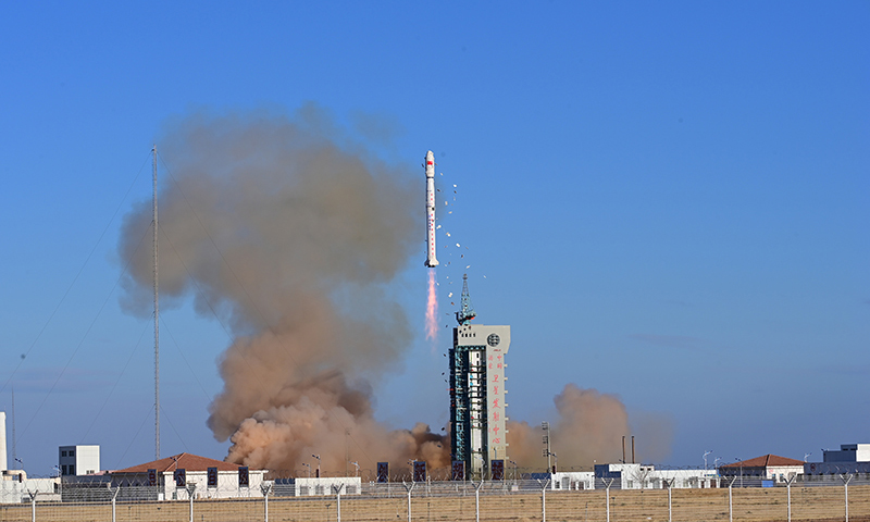12月12日16时22分，我国在酒泉卫星发射中心使用长征四号丙运载火箭，成功将试验二十号A/B星发射升空，卫星顺利进入预定轨道，发射任务获得圆满成功。新华社发（汪江波 摄）