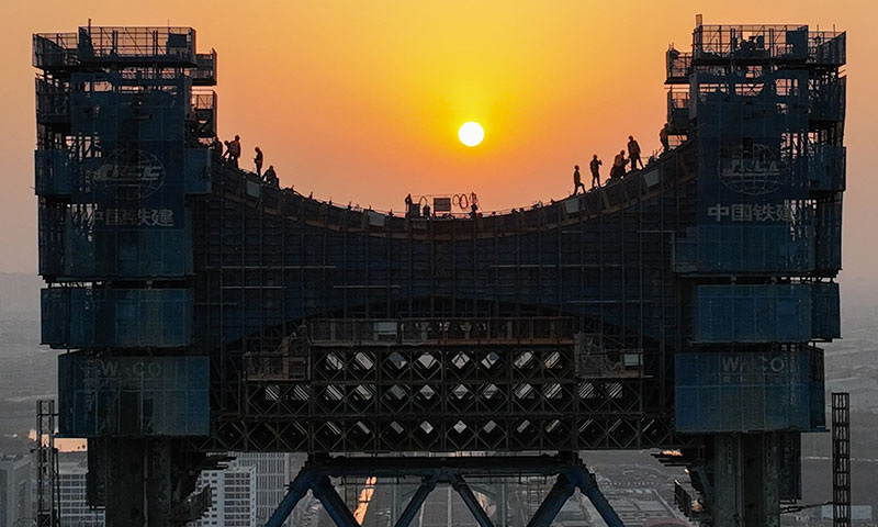 12月14日，跨襄阳北编组站大桥T3主塔顺利封顶。图为工人在跨襄阳北编组站大桥T3主塔上施工（无人机照片）。新华社记者 程敏 摄