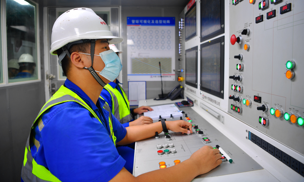 广湛高铁正线全长401千米，设计行车时速350千米，线路起于广州火车站，途经佛山、肇庆、云浮、阳江、茂名、湛江等市，终至湛江北站，工程总投资约998亿元，为广东省建设里程最长、投资最大的高铁项目。图为盾构管理人员操作盾构机。