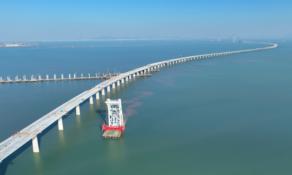 1月4日，随着最后一片110米钢箱梁缓缓落下，中国中铁旗下中铁大桥局完成深中通道海上非通航孔桥全部箱梁架设，全线向2024年建成通车又迈出了一大步。