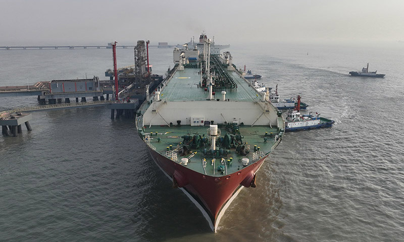 1月11日，一艘LNG船在拖轮的协助下向唐山港曹妃甸港区中石油液化天然气接收站码头靠泊（无人机照片）。新华社记者 杨世尧 摄