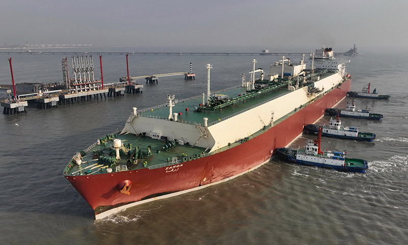 1月11日，一艘LNG船在拖轮的协助下向唐山港曹妃甸港区中石油液化天然气接收站码头靠泊（无人机照片）。新华社记者 杨世尧 摄