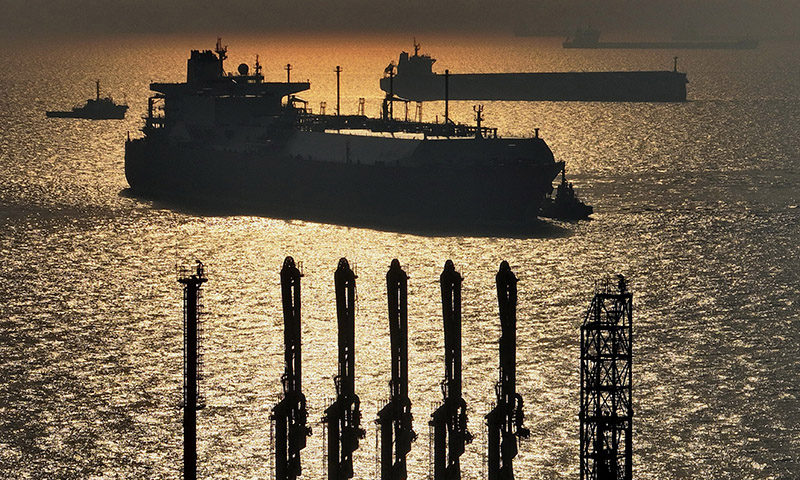 1月11日，LNG船向唐山港曹妃甸港区中石油液化天然气接收站码头靠泊（无人机照片）。新华社记者 杨世尧 摄