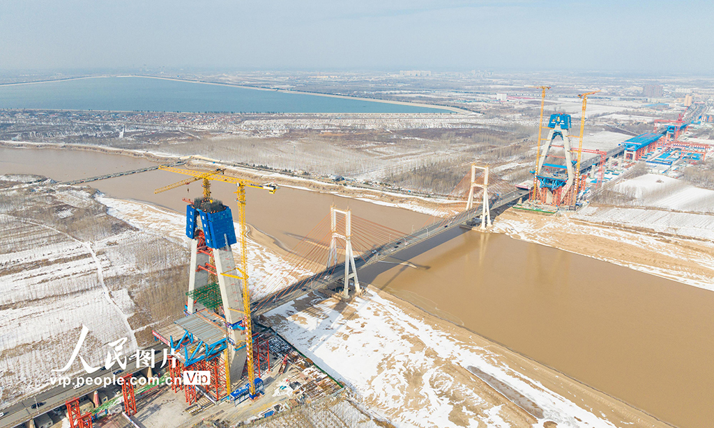 2023年1月16日，山东济南黄河公路大桥扩建工程正在有序推进。由济南城市建设集团投资、中交一公局集团承建的济南黄河公路大桥扩建工程全长7.748公里，总投资95.81亿元。徐舟 摄