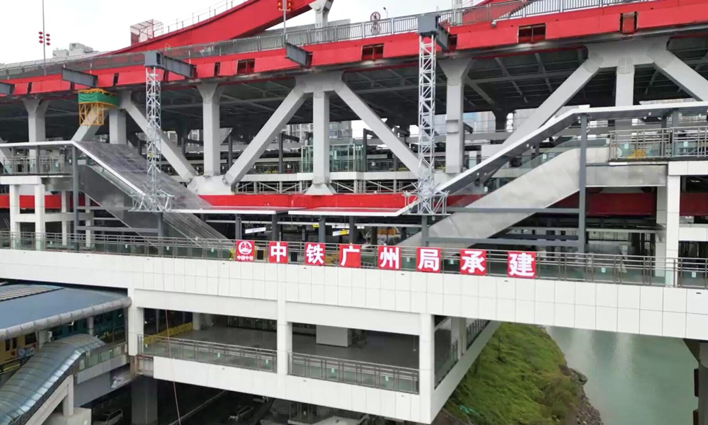 曾家岩站中有40米需跨越正在运营的2号线。为实现2200吨的整体钢结构平台安全跨越2号线轨行区架设，项目团队采用了“步履式顶推施工”工艺，同时通过建立BIM结构模型反复模拟施工工况和验算，确保了钢结构平台在跨越2号线顶推施工中的平衡稳定。项目部还创新并运用了狭小空间新建与既有线地铁高架车站改造施工技术、浅埋双线地铁隧道下穿斜坡面旧宅居民楼暗挖施工技术等，共获得国家公路工法2项、授权专利8项。