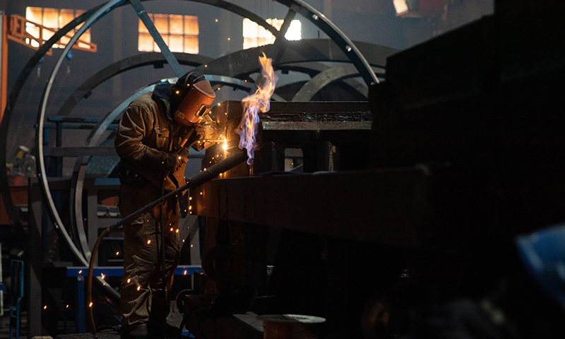 1月25日，工人在哈电集团哈尔滨锅炉厂有限责任公司生产车间内作业。新华社记者 王建威 摄