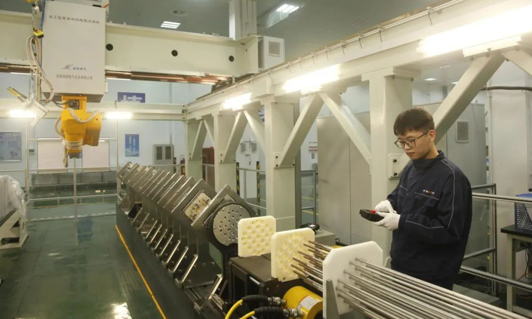 1月28日，中广核铀业前端业务部工作人员对骨架自动点焊机按照点检和定期检查项目进行设备检查，确保后续工作能够正常开展。