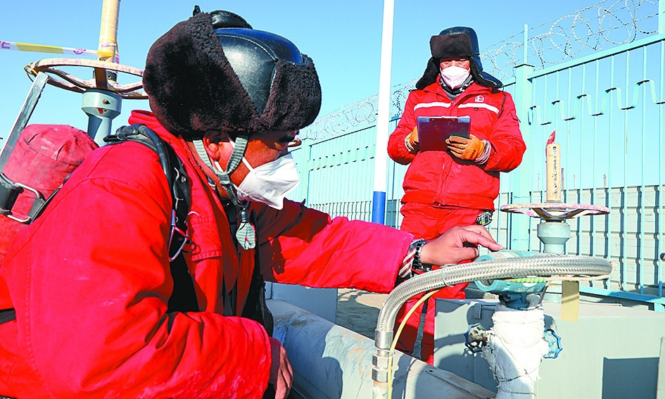中国石化西北油田干部员工坚守大漠戈壁，重点加强天然气井生产管理、装置巡检维护等工作，全力做好天然气生产保供。图为1月21日，顺北油气田工作人员在零下20多摄氏度的寒冬里巡检油气混输管线。