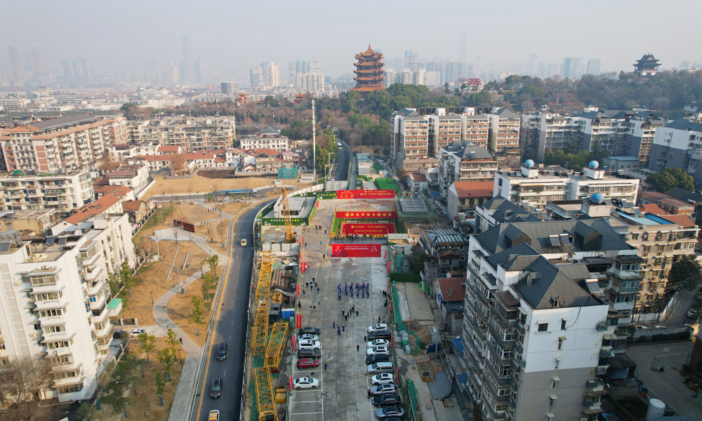 施工期间，建设者成立盾构技术专家组，对盾构机选型设计及施工难题进行指导把关。为保障盾构机在硬岩中长距离掘进，他们为盾构机配备了钻注一体式超前地质钻机和超前物探系统，并应用自动化监测施工技术，对沿线敏感建构筑物布设观测点，实时监测沉降数据，同步调整掘进参数，实现了安全平稳穿越。据了解，和平大道南延工程通车后，将有效改善武昌古城交通出行条件、缓解中山路-白沙洲大道交通压力、形成武昌顺江方向的交通骨干通道。图为隧道下穿黄鹤楼景区。