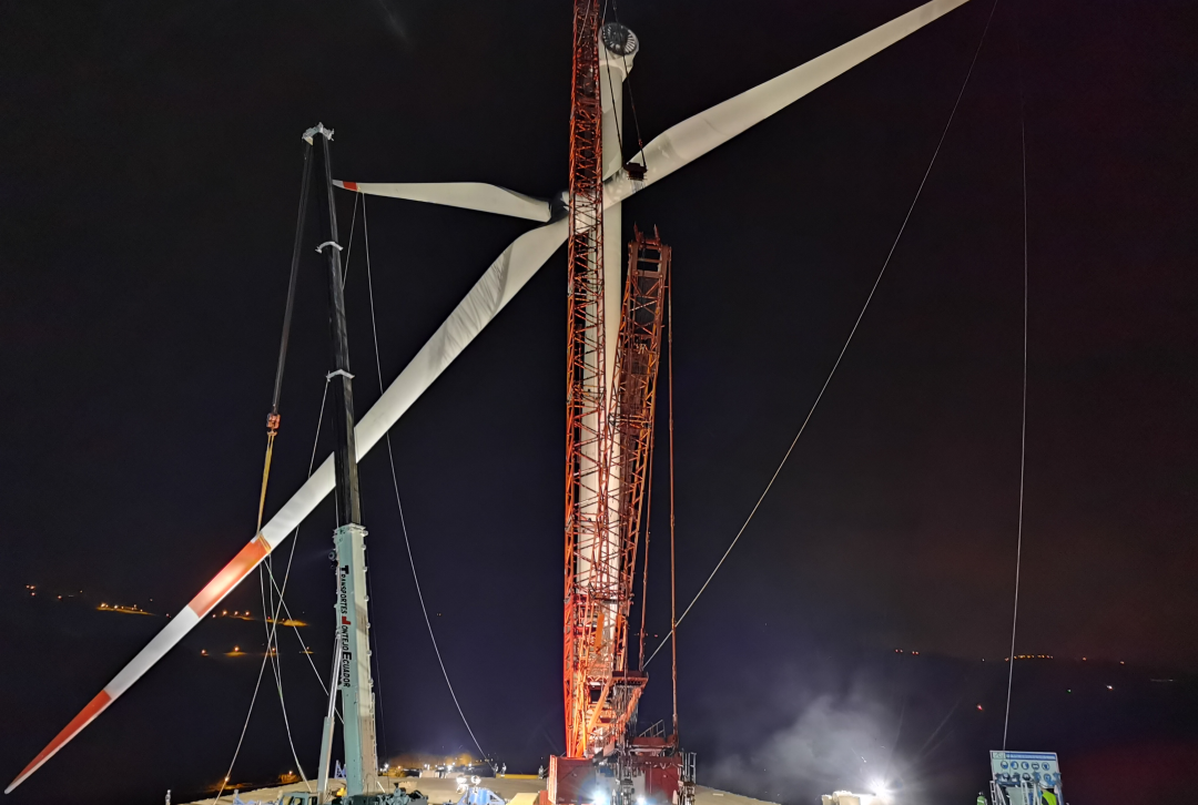 近日，东方电气集团在南美洲的第一个风电项目——芦苇桥风电项目全部14台风电机组吊装工作全部完成。芦苇桥风电项目也是厄瓜多尔目前单机容量和总容量最大的风电项目。