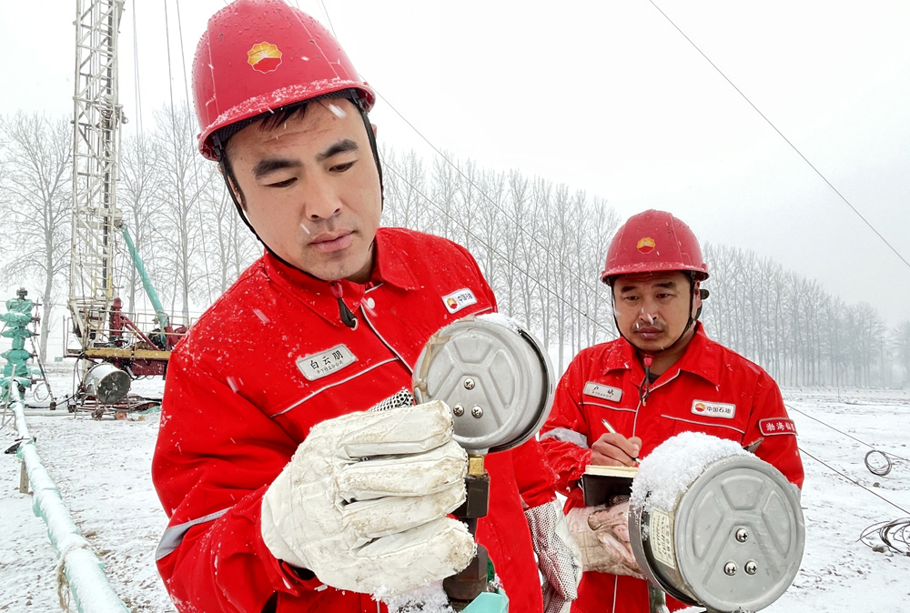近日，渤海钻探井下作业公司加强井口保温措施，确保生产安全平稳。李艳 摄