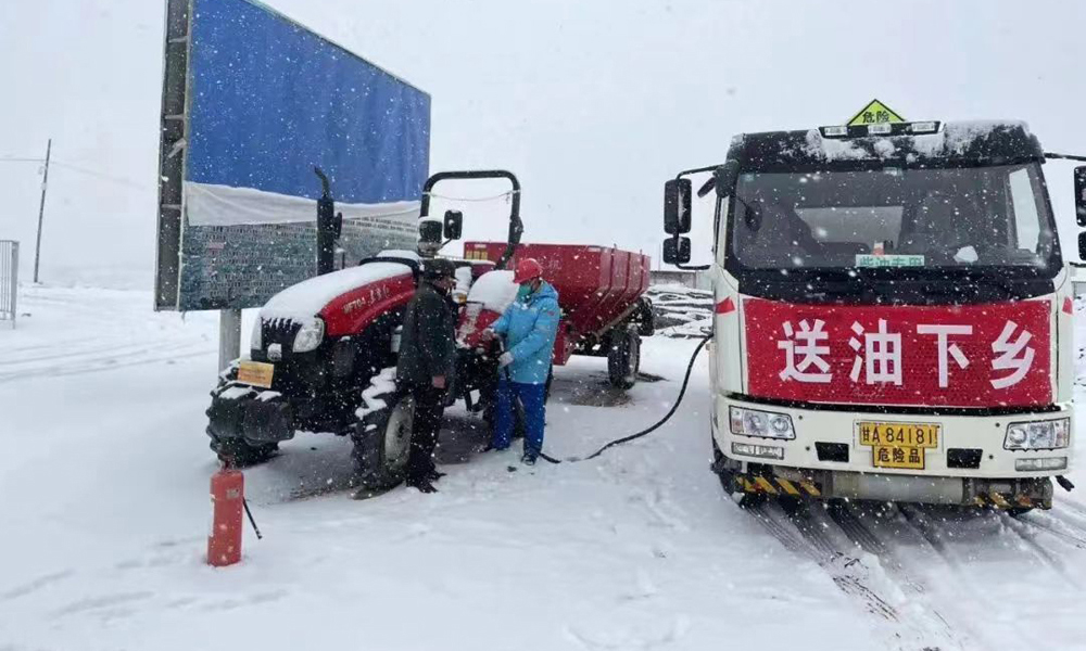 近日，甘肃销售定西分公司员工冒雪将今年第一车春耕用油送至农户家中。王斌 摄