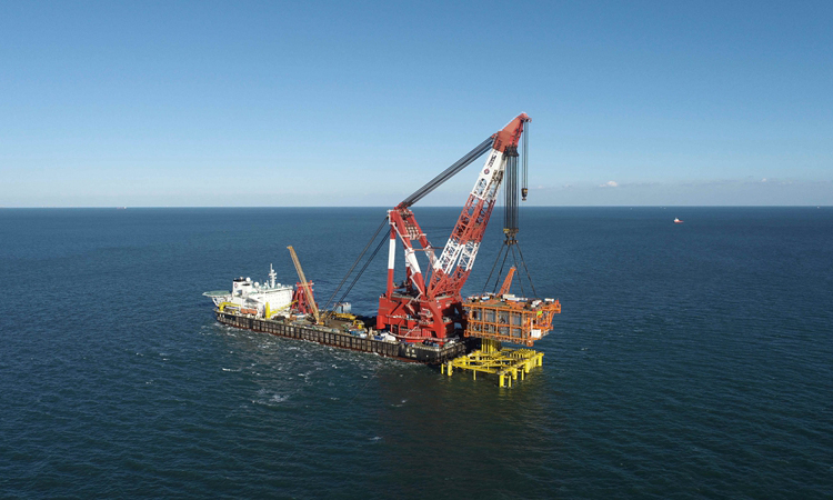 图为近日，渤中29-6油田开发项目正在进行海上吊装作业。