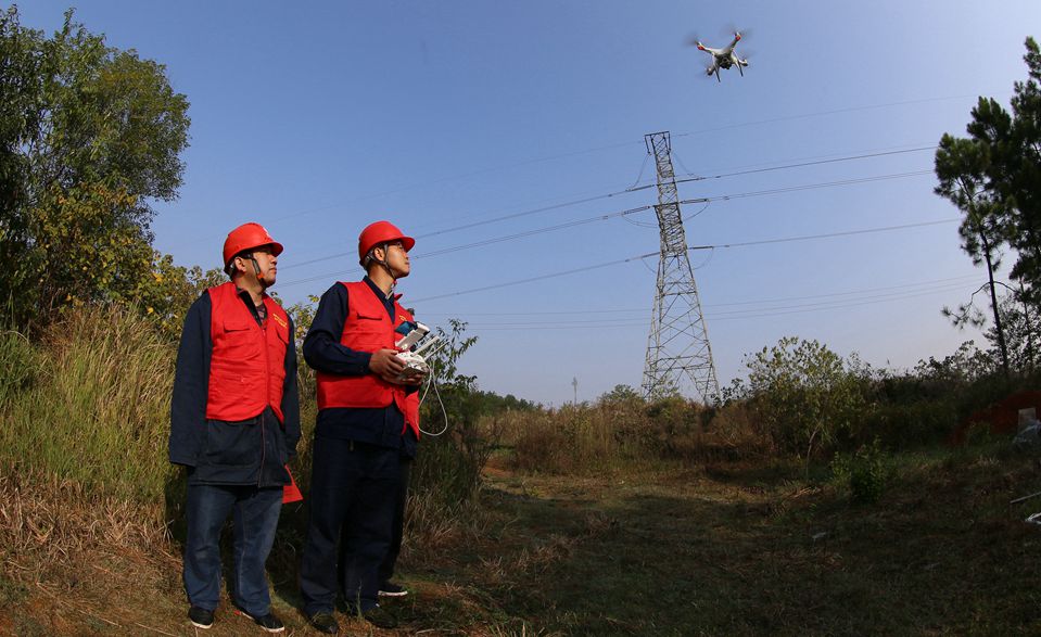 2月15日，湖南邵阳公司工作人员在220千伏祥扶线23号开展无人机精细化巡视，确保电网安全稳定运行。