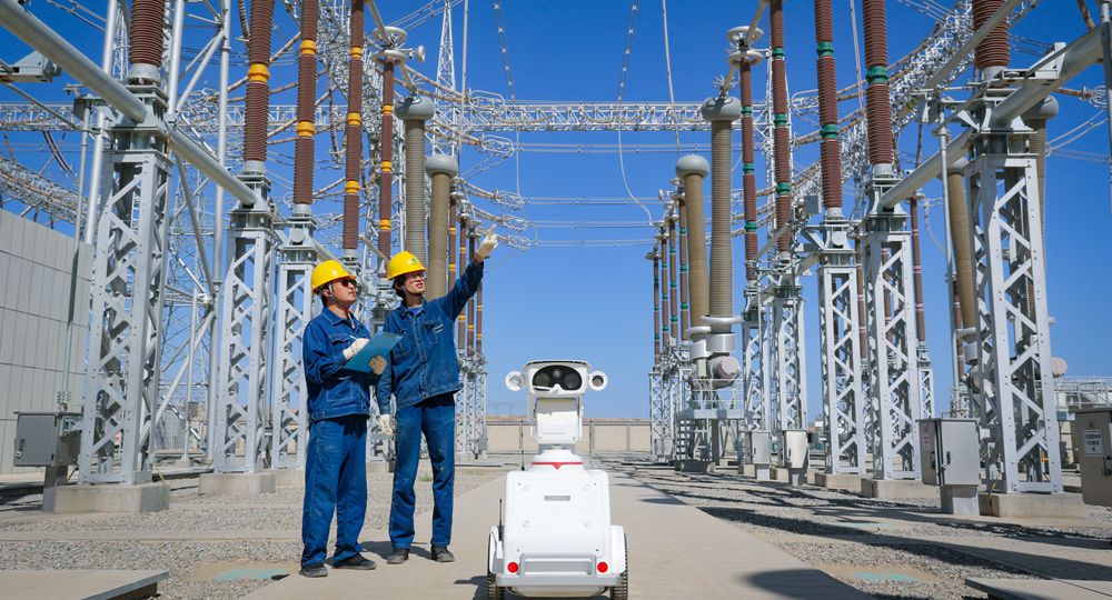 2月14日，新疆电力超高压分公司工作人员在750千伏和田变电站巡查站内设备。