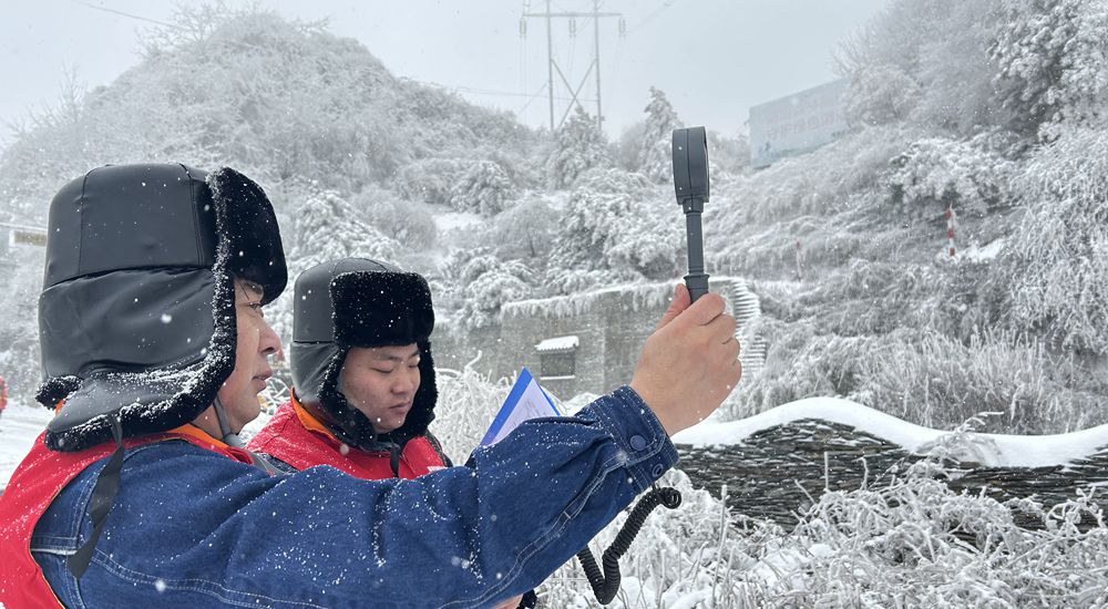 2月13日，陕西电力超高压公司工作人员±500千伏德宝线953号塔下开展输电线路防覆冰特巡。