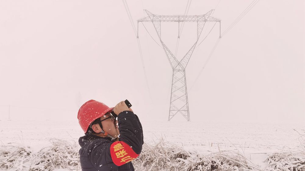 2月9日，河北送变电有限公司工作人员在500千伏清保线开展雪后特巡。
