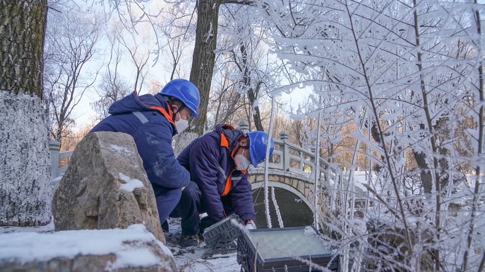 2月9日，辽宁本溪供电公司工作人员为本溪水洞景区安装室外照明灯具。