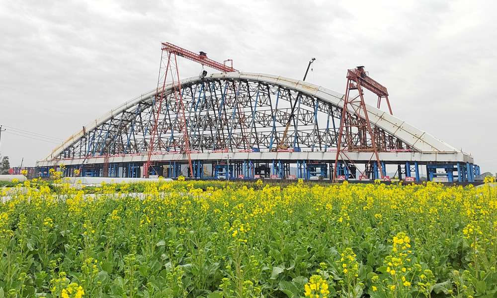 2月12日，中国中铁参建的四川绵阳科技城涪江大桥主桥拼装工作全部完成，正式进入河道内顶推施工阶段，建成后大桥单跨带拱顶推重量和顶推距离将刷新全国同类型桥梁施工纪录。