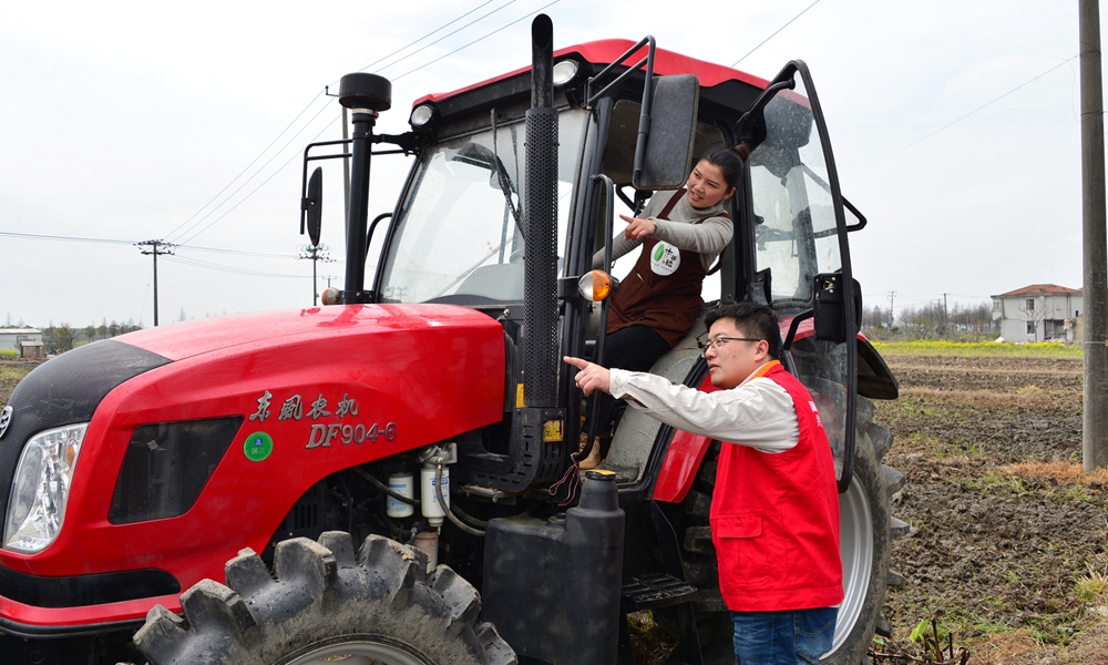 近日，国网上海松江供电公司员工向拖拉机手普及电力设施保护法规，保障春耕安全用电。