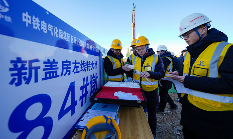 2月25日，中铁电气化局的施工人员在雄忻高铁新盖房特大桥建设现场准备对钻孔泥浆进行检测。新华社记者 牟宇 摄