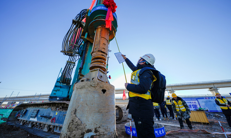 2月25日，中铁电气化局的施工人员在雄忻高铁新盖房特大桥建设现场指挥钻孔作业。新华社记者 牟宇 摄