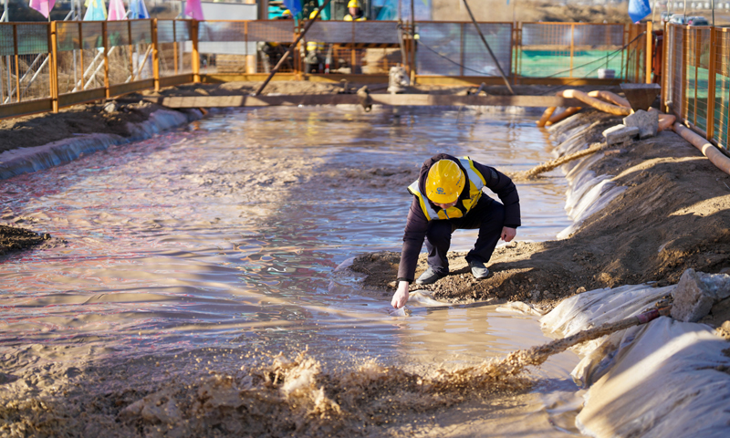 2月25日，中铁电气化局的施工人员在雄忻高铁新盖房特大桥建设现场对钻孔泥浆进行取样。新华社记者 牟宇 摄