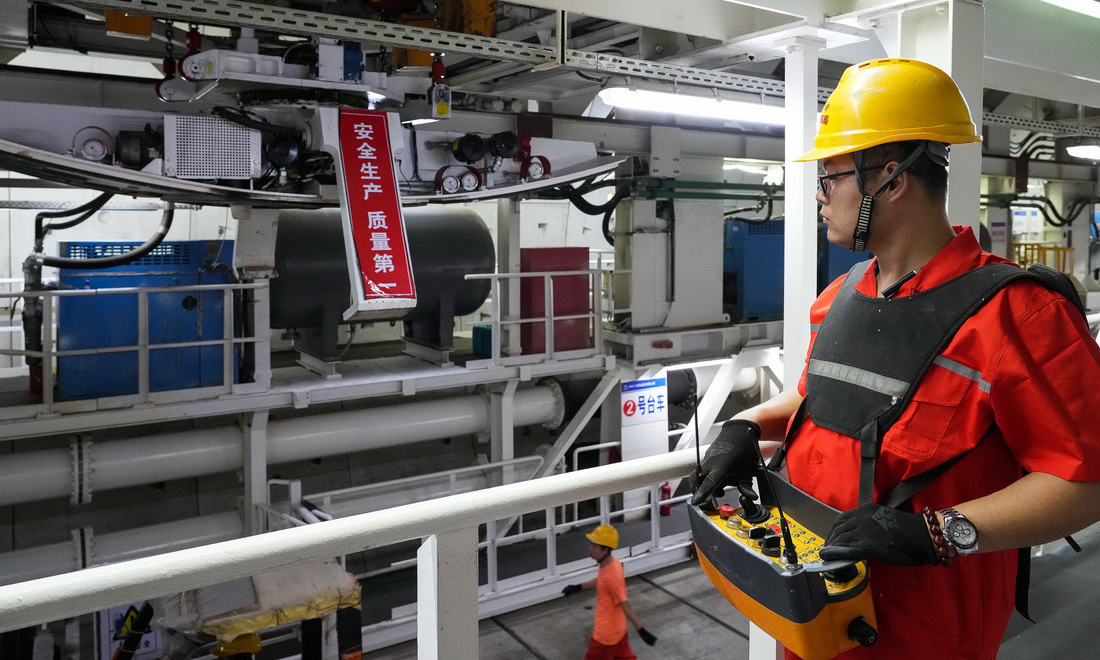 2月28日，施工人员在广湛铁路湛江湾海底隧道盾构区间操作吊机。新华社记者 刘大伟 摄