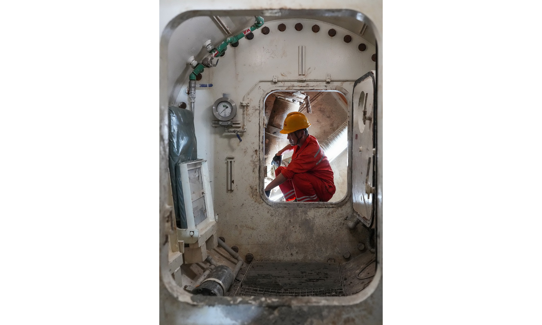 2月28日，施工人员在广湛铁路湛江湾海底隧道盾构区间检查盾构机设备状况。新华社记者 刘大伟 摄