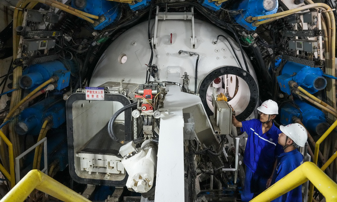 2月28日，技术人员在广湛铁路湛江湾海底隧道盾构区间检查盾构机设备状况。新华社记者 刘大伟 摄