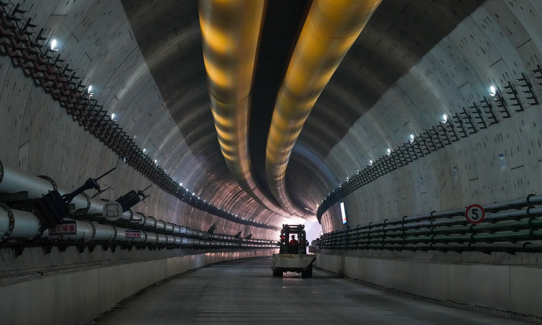 2月28日，技术人员在广湛铁路湛江湾海底隧道盾构区间检查盾构机设备状况。新华社记者 刘大伟 摄
