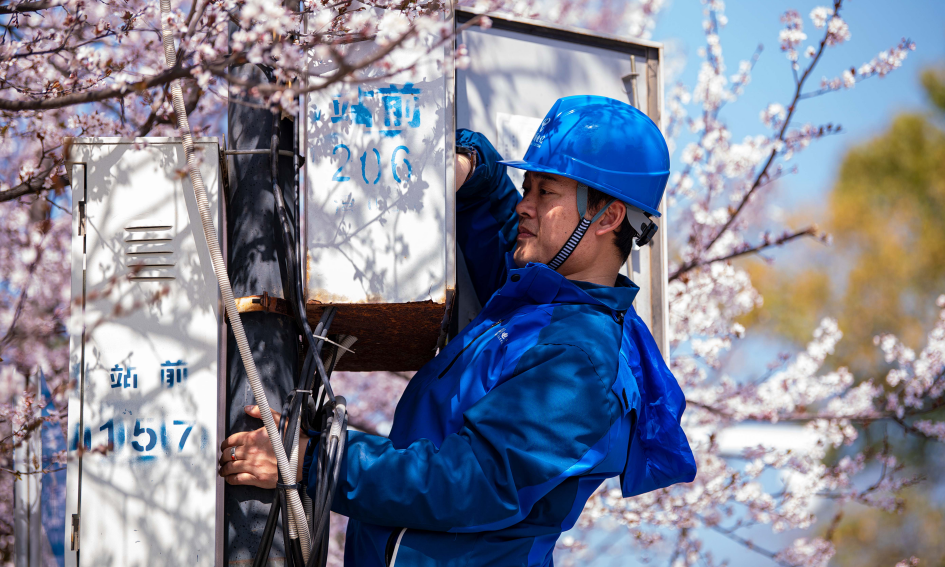 近日，随着景区樱花逐渐开放，中国电信南昌分公司网络工程师在南昌湾里进行巡检，保障景区内中国电信智慧云眼正常运行。