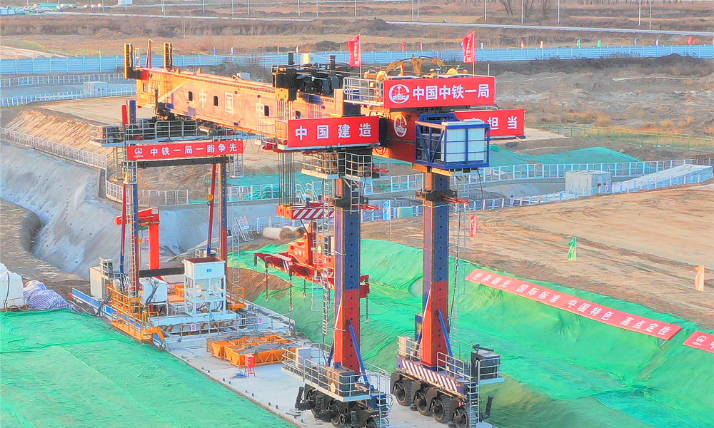 雄安新区启动区EA4综合管廊项目由中铁一局施工，计划于2024年1月达到竣工条件。“雄安号”U盾架管机顺利始发，标志着雄安新区综合管廊工程建设正式进入快速施工期。