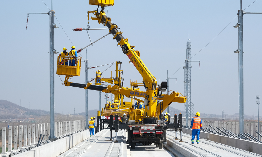 3月14日，中铁电气化局腕臂安装车在莱（西）荣（成）高铁项目上线施工，推进了莱荣高铁设备安装机械化。