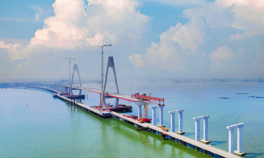 近日，中铁大桥局湛江环城高速首片40m宽幅小箱梁架设成功，拉开了中铁大桥局湛江环城高速南三岛大桥水上架梁工作的序幕。