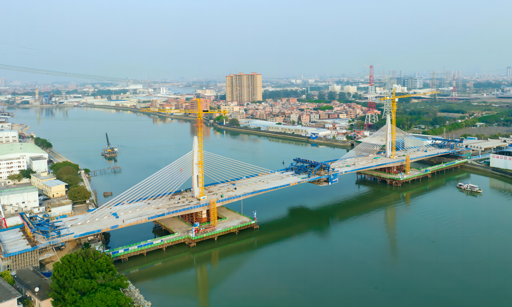 近日，中铁四局五公司承建的东莞中洪路项目槎马特大桥首个边跨顺利合龙。