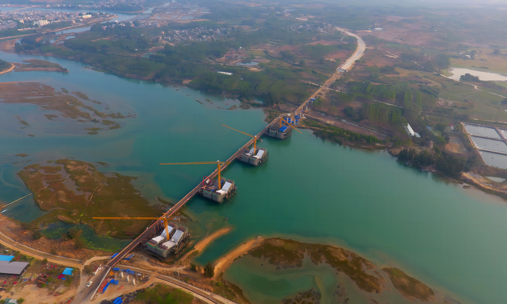 图为近日拍摄的中铁二局海南环岛旅游公路项目重点控制性工程珠碧江大桥施工现场。