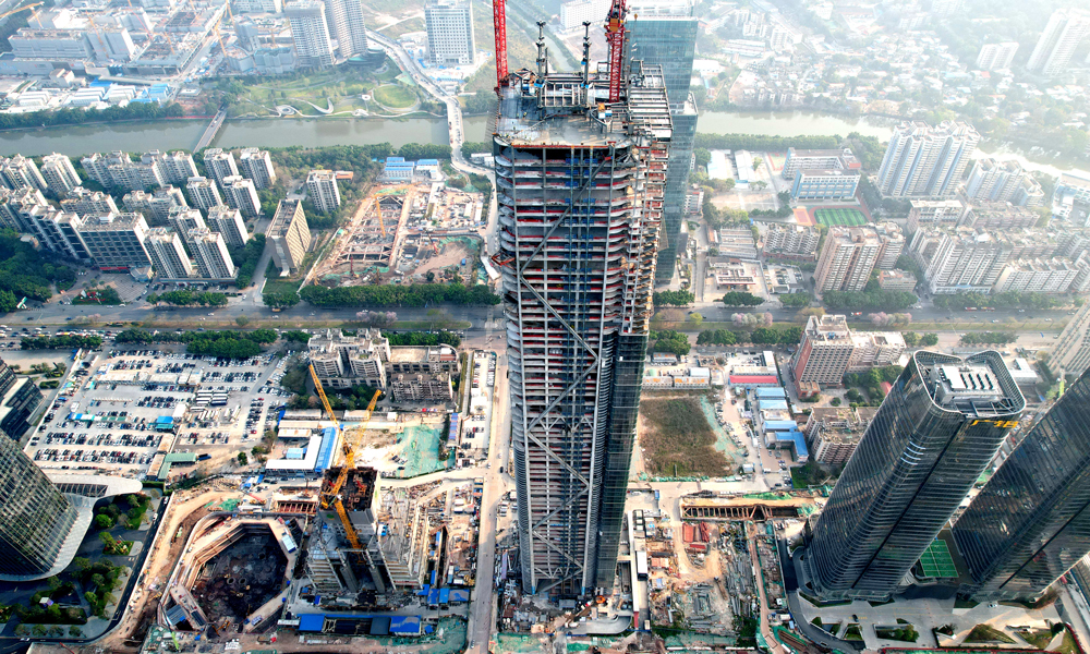 近日，随着最后一方混凝土浇筑完成，由中国建筑旗下中建八局承建的广州广商中心项目顺利突破333.45米标高，实现主体结构封顶。