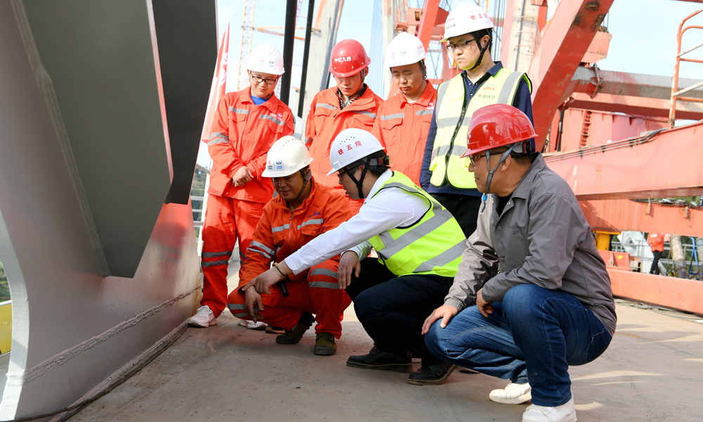 据了解，汉巴南高铁全线控制性工程“两桥两隧”——光辉隧道、东华山隧道、恩阳河特大桥、嘉陵江特大桥至此均已“打通”，全线预计于2024年5月具备开通运营条件，建成后将打通困扰革命老区的交通瓶颈，对加速推动该地区融入成渝地区双城经济圈具有重要推动意义。图为铁五院设计人员配合施工单位进行合龙点位对接。