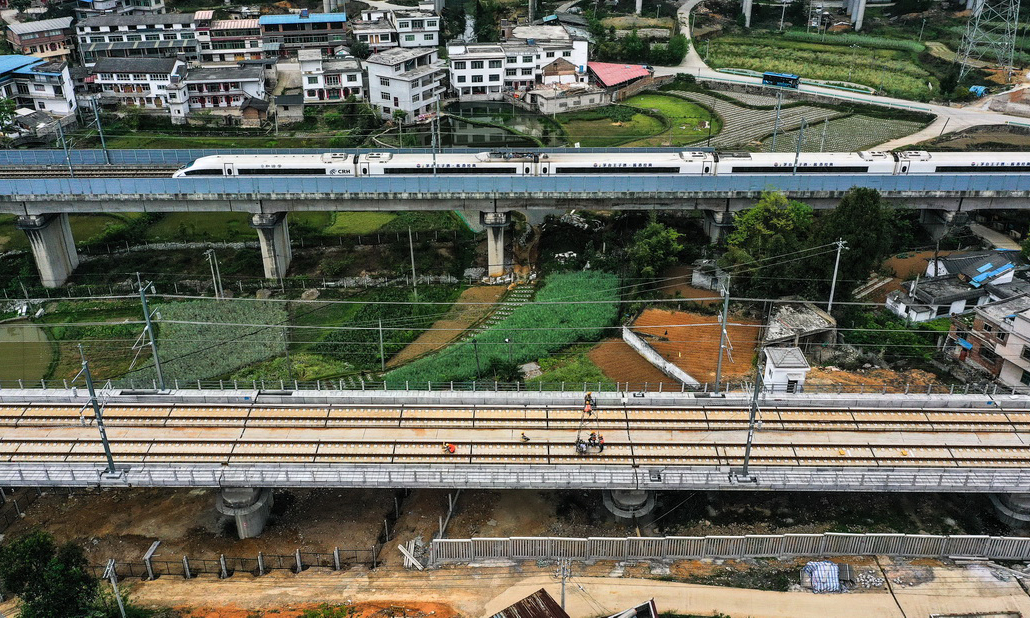 4月9日，工人在贵南高铁贵州段三标马寨双线特大桥（下侧铁路）施工，上侧铁路为已开通的贵广高铁（无人机照片）。新华社记者 杨文斌 摄