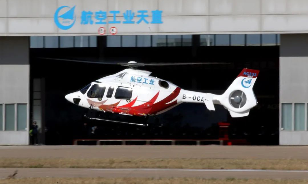 4月7日，由航空工业全新研制的四吨级先进双发多用途直升机“吉祥鸟”AC332，在天津滨海新区圆满完成全状态首次飞行，并与首发用户签订24架采购协议和意向协议。