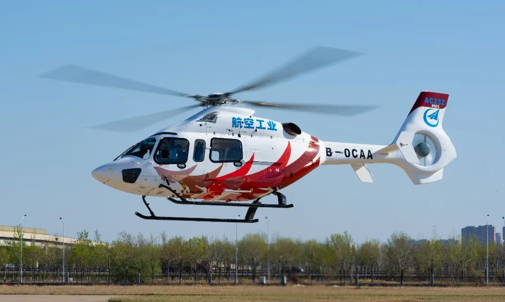 据介绍，AC332直升机能够突破航空应急救援设备在高原等特殊环境条件下的使用限制，广泛应用于医疗救护、公务执法、海上作业等多领域。尤其是在高海拔地区，可以高效完成人员物资运输、搜索救援等多种任务，并满足高原地区机场间的转运要求。