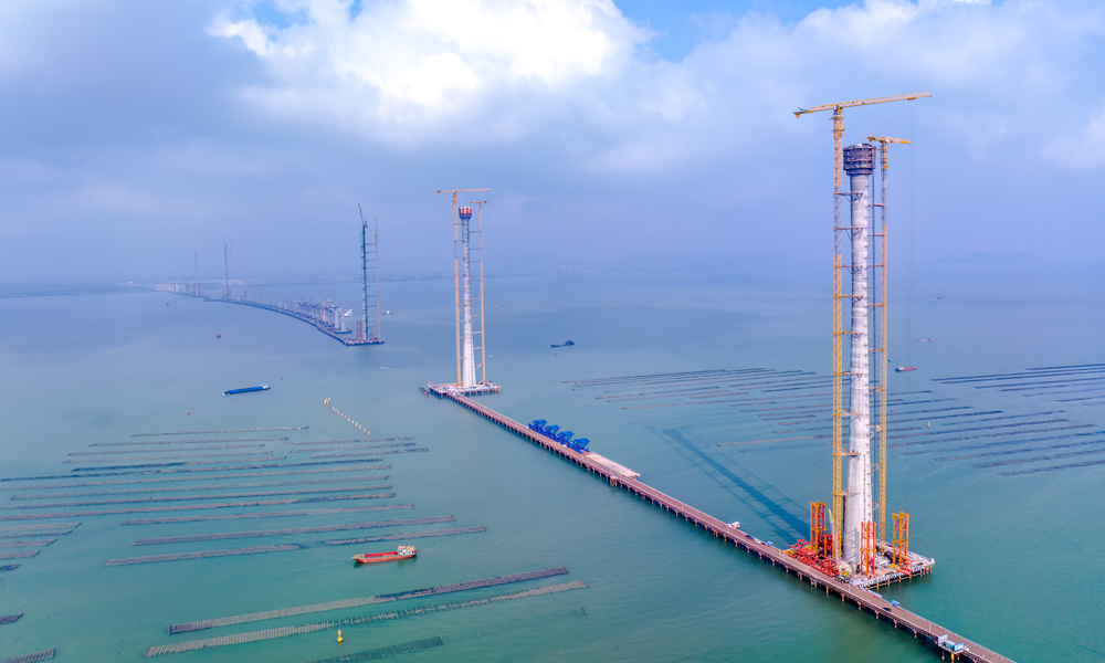 目前，黄茅海跨海通道建设进展顺利，即将开始钢箱梁吊装，预计2024年4月钢箱梁合龙，2024年底建成通车。