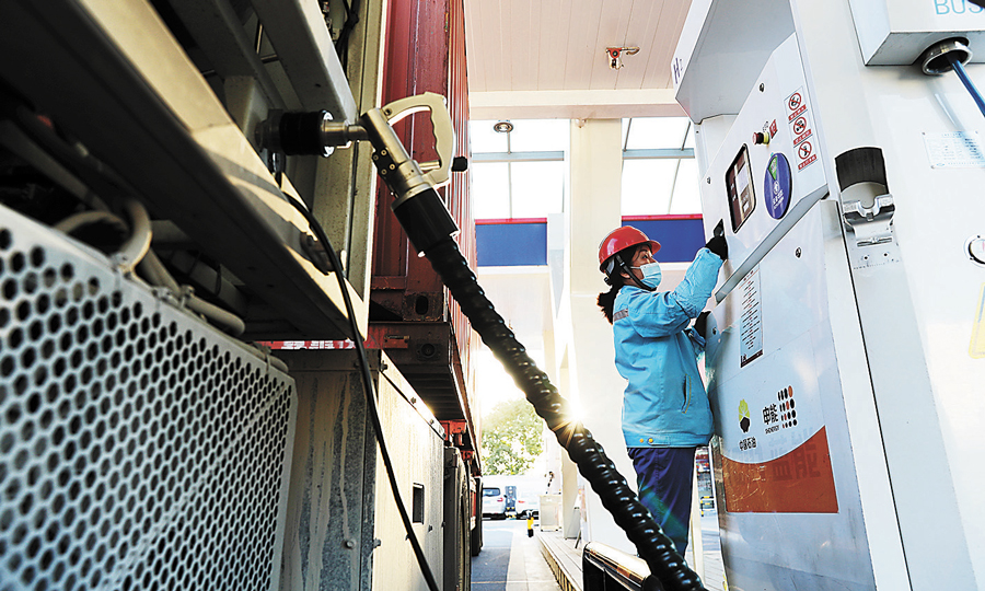 近日，上海销售平霄路油氢合建站员工为氢能重卡加注氢燃料。